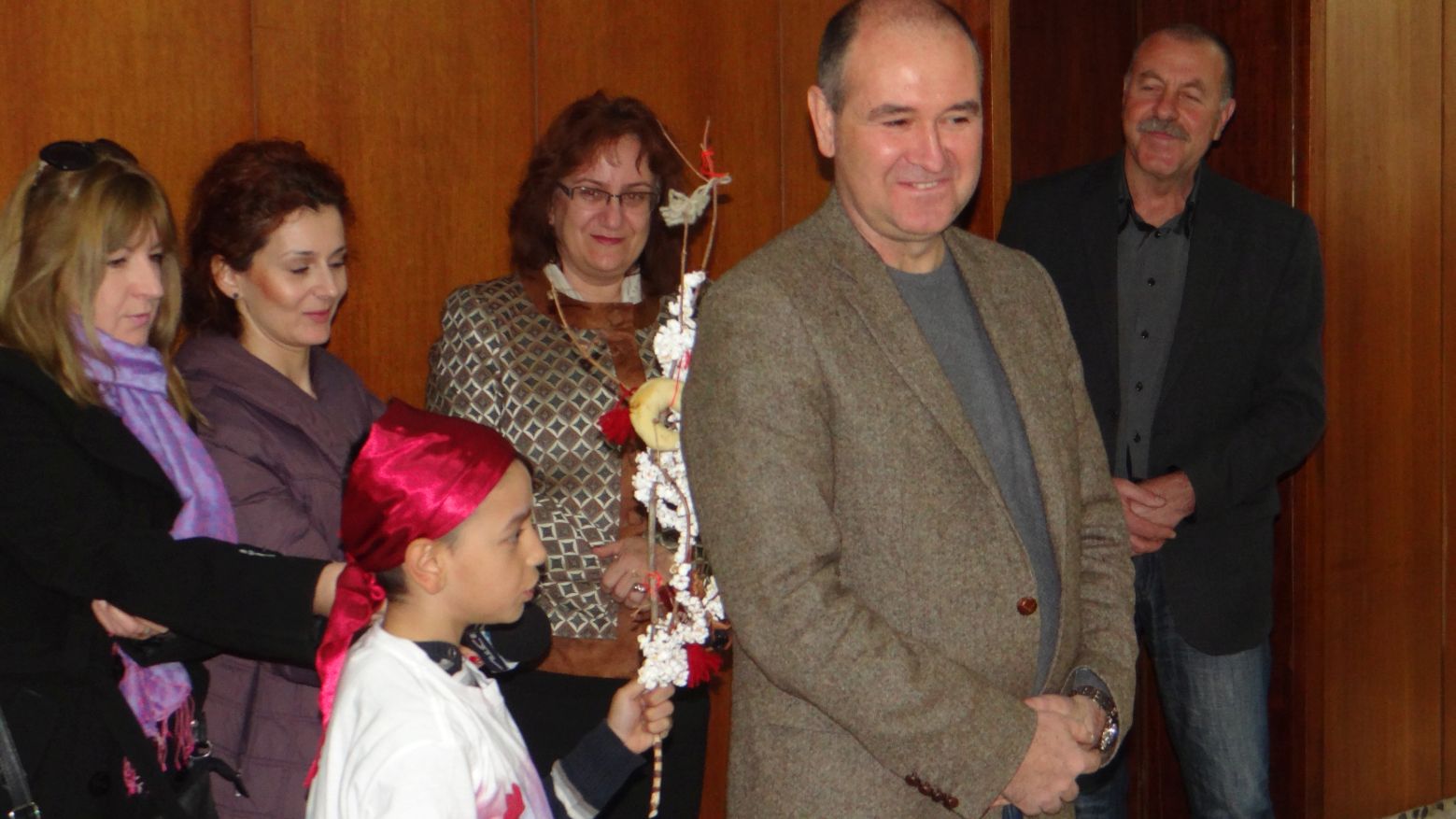 Деца от Ямбол сурвакаха кмета Георги Славов (СНИМКИ) 1 57786714 82d3 228d