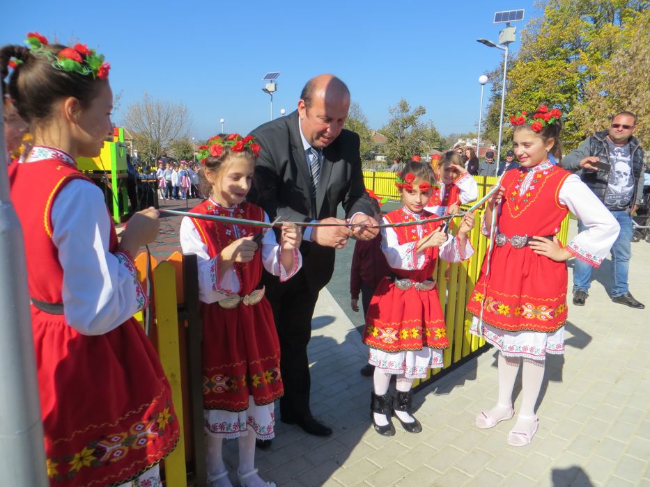 Кметът откри нова детска площадка в Средец