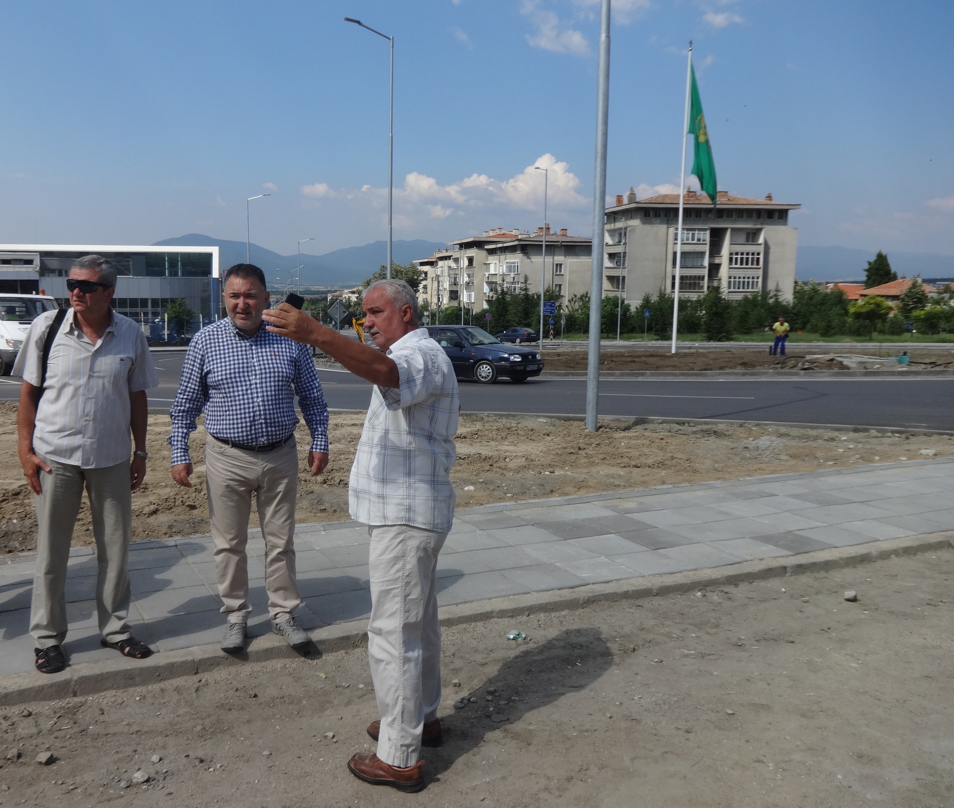 Кметът на Карлово констатира авария при проверка на обекти в града
