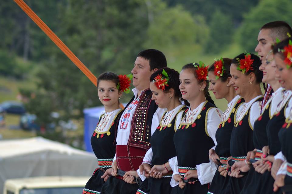 Чужденци пеят на български в Тайланд