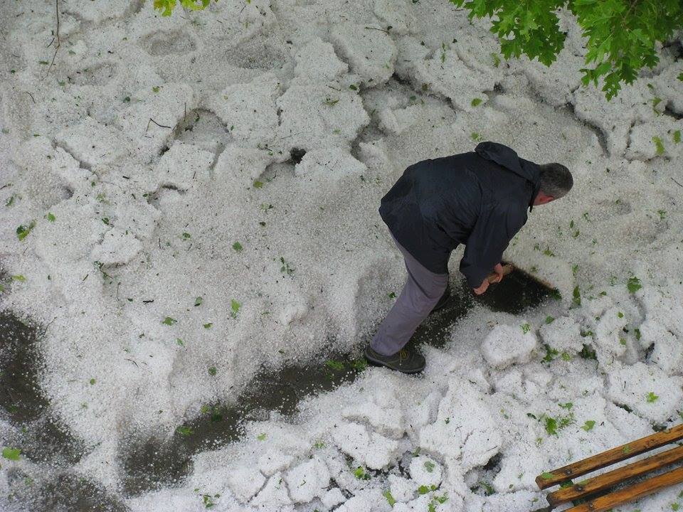 В Ловеч чистят улици, блокирани от градушката (СНИМКИ)