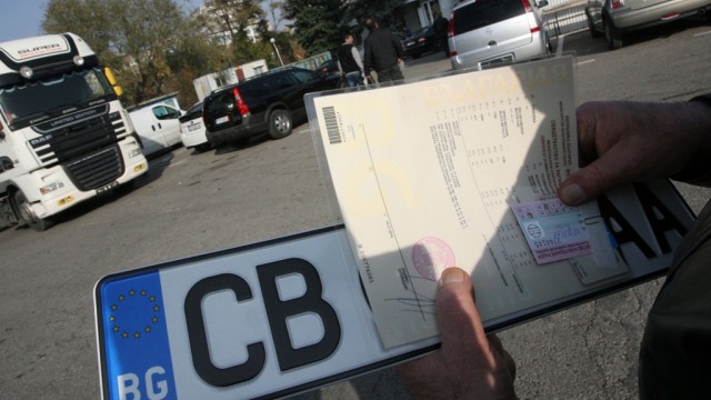 Регистрационните табели в Пловдив свършват, в София има за 10-15 дни