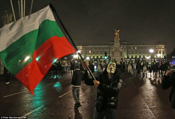 Член на „Анонимните“ развя българското знаме пред Бъкингамския дворец