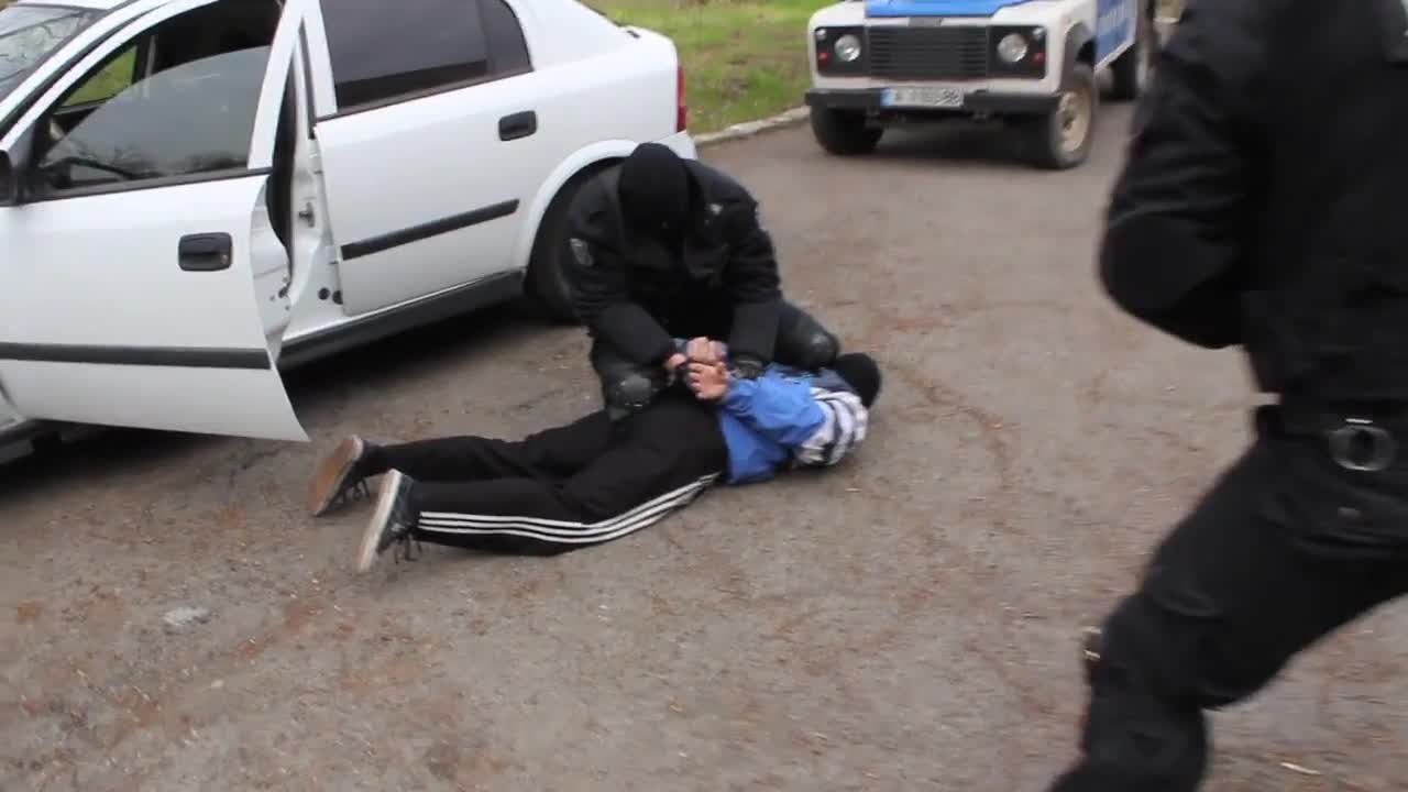 Фалшиви полицаи арестуват и грабят сирийци