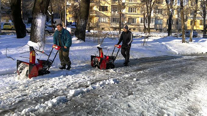 Продължава почистването на снега в центъра и парковете на Плевен