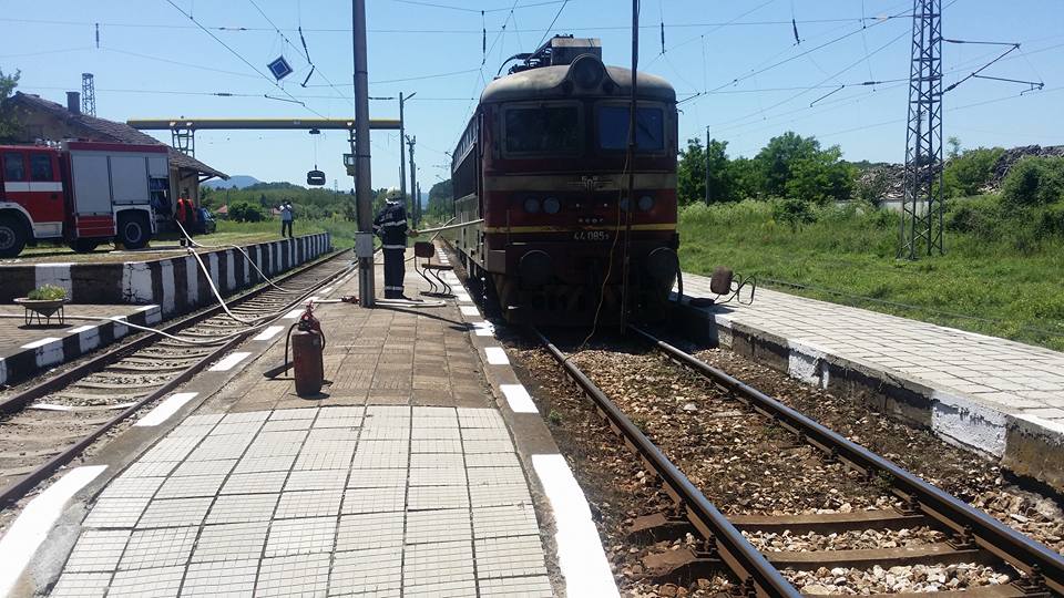 Влакът Бургас-София се запали