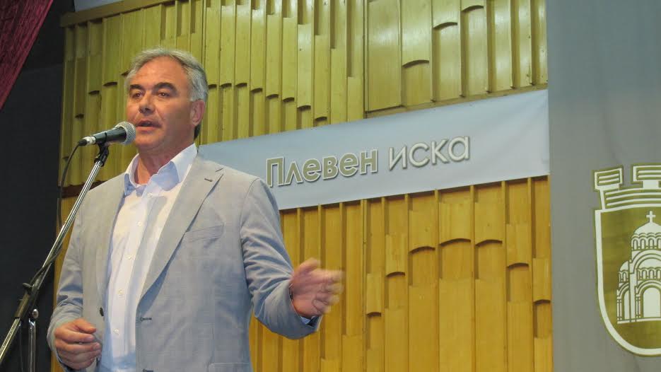 Георг Спартански украсява Плевен с цветни кошници