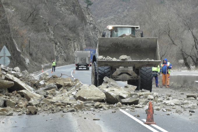 Укрепват опасен скат край кюстендилско село
