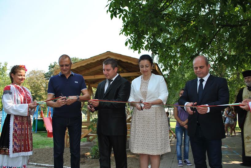 Десислава Танева откри детска и спортна площадка в Мартен 1 57786714 a3a0 9289