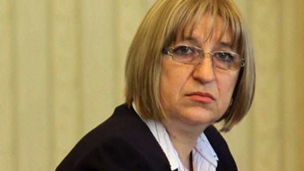 Депутат съди Цецка Цачева
