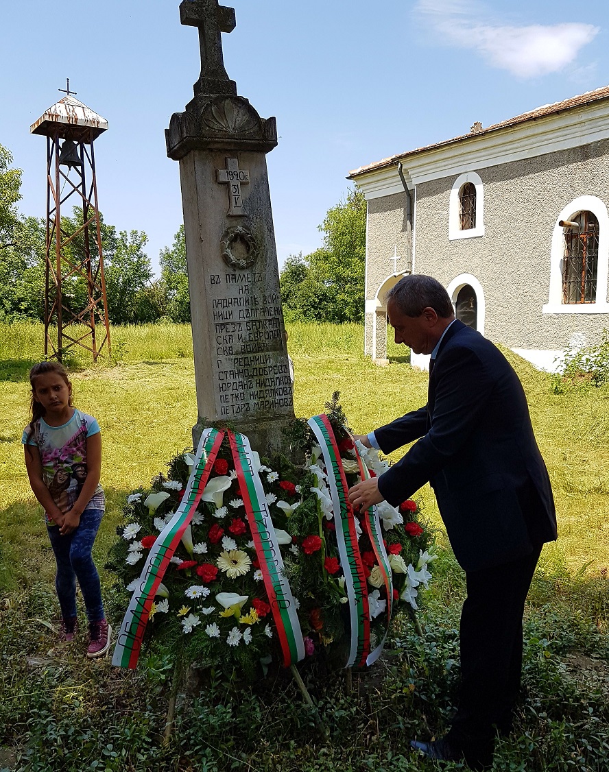 Отбелязаха 96 г. от откриването на войнишкия паметник в Дългач 9 Отбелязаха 96 г. от откриването на войнишкия паметник в Дългач