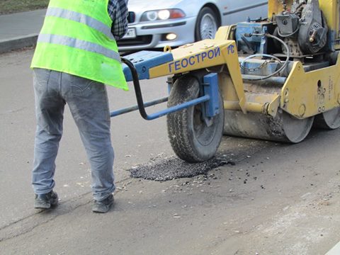 Кърпят улиците в Попово