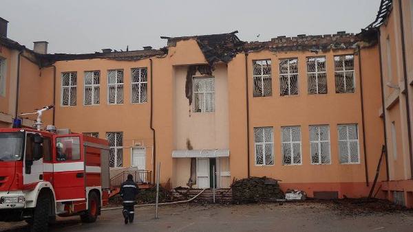 Откриват дарителска сметка за изгорялото училище в Карнобат