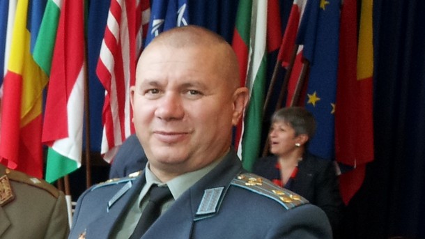 Митрополит Николай награждава генерал Шивиков с орден “Свети апостол Ерм”