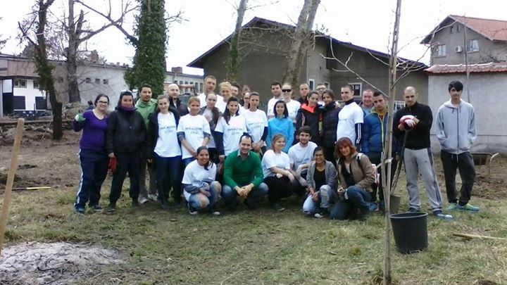 Заместник-министър и 70 доброволци почистиха двор на бъдещ център за деца с аутизъм