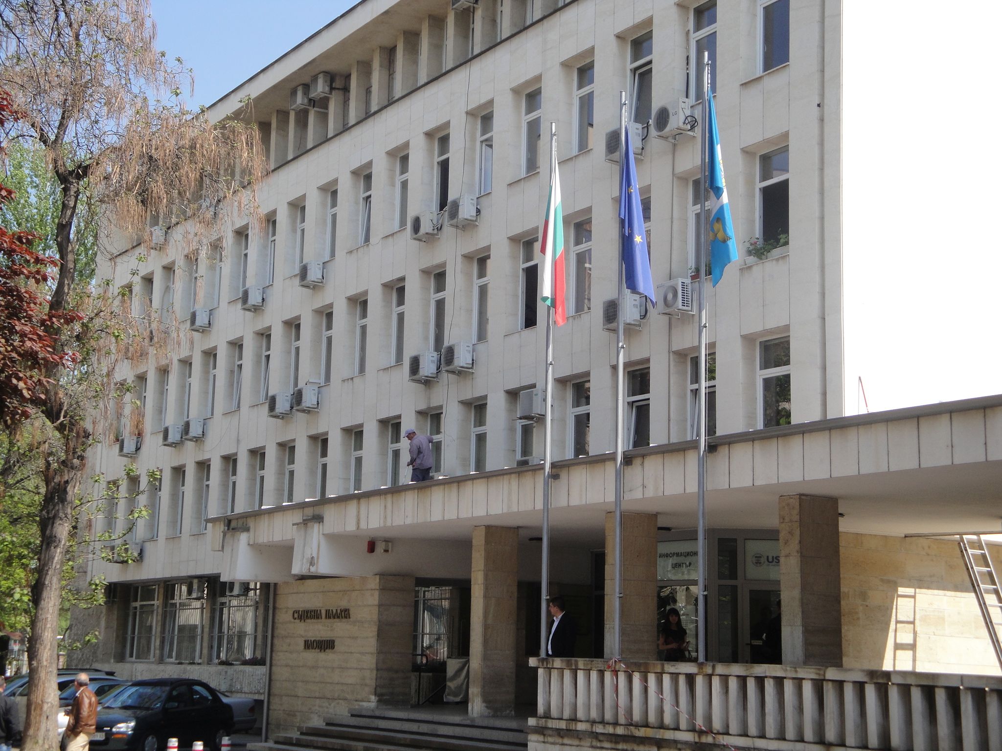 Сигнал за бомба опразни Съдебната палата в Пловдив