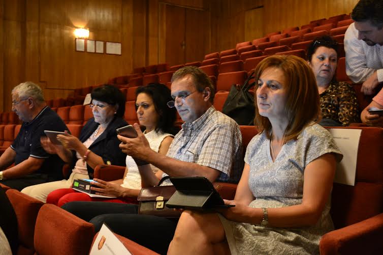 Общинарите в Търново вече ще гласуват с таблети