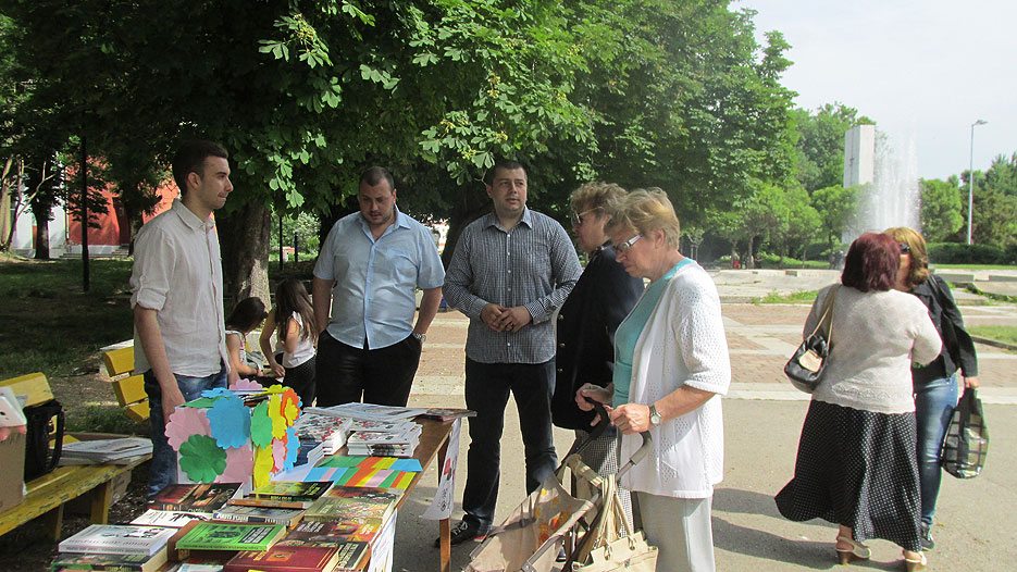 Младежите от ГЕРБ в Плевен правят втора библиотека на открито