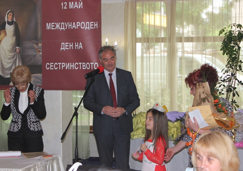 Кметът на Плевен връчи отличия на специалисти по здравни грижи