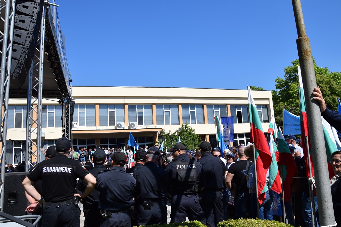 Бурни страсти в Джебел – ДПС и ДОСТ се събраха на митинг