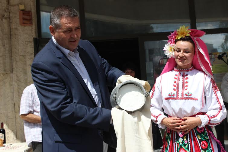 Хоро откри Фестивала на киселото мляко в Разград