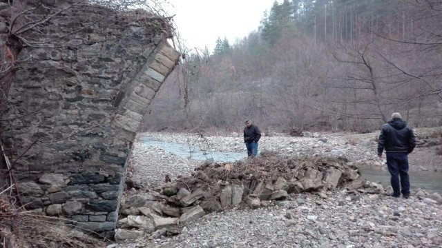 Родни иманяри разрушиха римски мост на 2000 години (СНИМКИ) 1 57786714 e352 d3b6