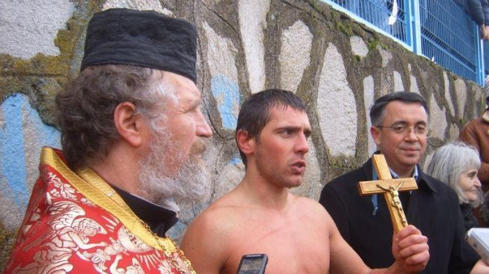 Кърджалиецът Величко Карабоюков за трета година вади кръста от водите на Арда
