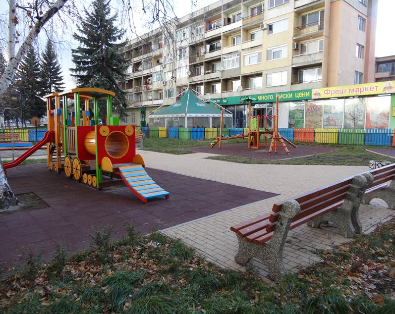 Започва полагането на противоударна настилка на детската площадка в Морската градина