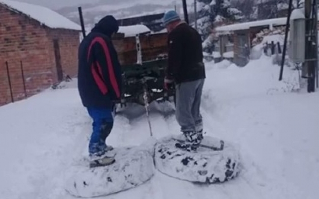 Ентусиасти превърнаха Уазка в снегорин в сливенско село