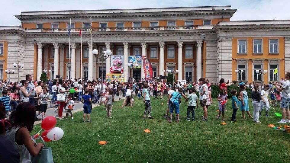 Децата на Перник изпъстриха центъра на града