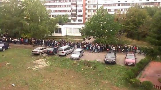Стотици студенти на опашка за общежития на Софийския