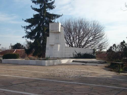 Възстановяват войнишкия паметник в чирпанското село Зетьово