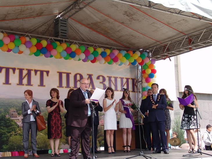 39 ученици с лента "Отличник" от община Велико Търново 9 39 ученици с лента “Отличник” от община Велико Търново