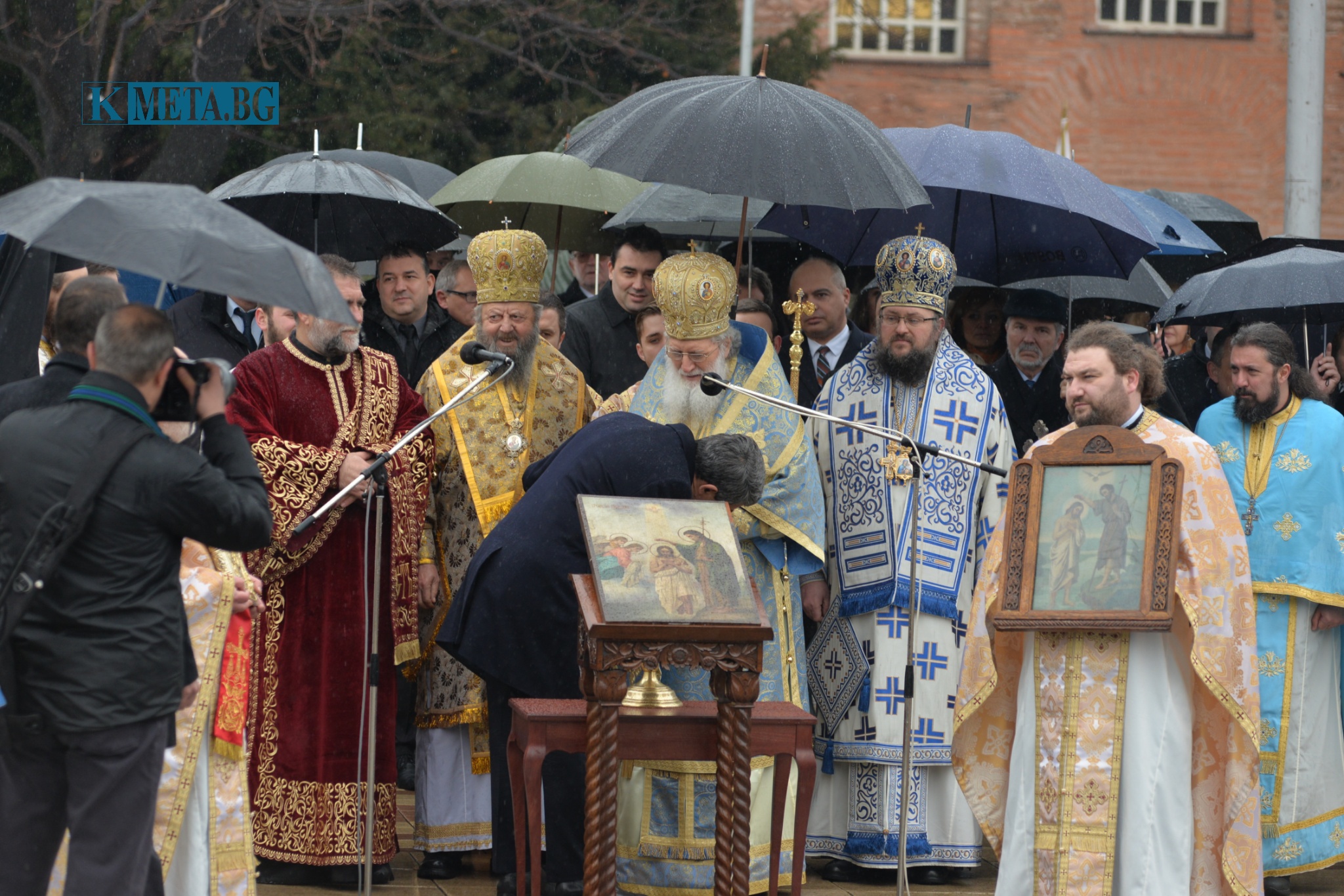 Патриархът освети бойните знамена на Българската армия