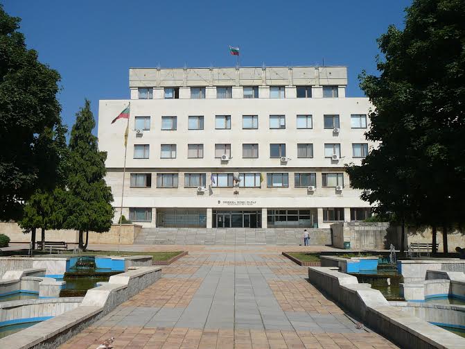 Правят хидроизолация на сградите на Общината и Поликлиниката в Нови пазар 9 Правят хидроизолация на сградите на Общината и Поликлиниката в Нови пазар