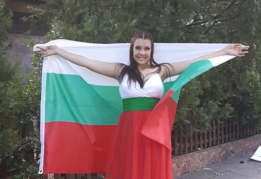 Абитуриентка показа любовта си към България на бала 10 Абитуриентка показа любовта си към България на бала