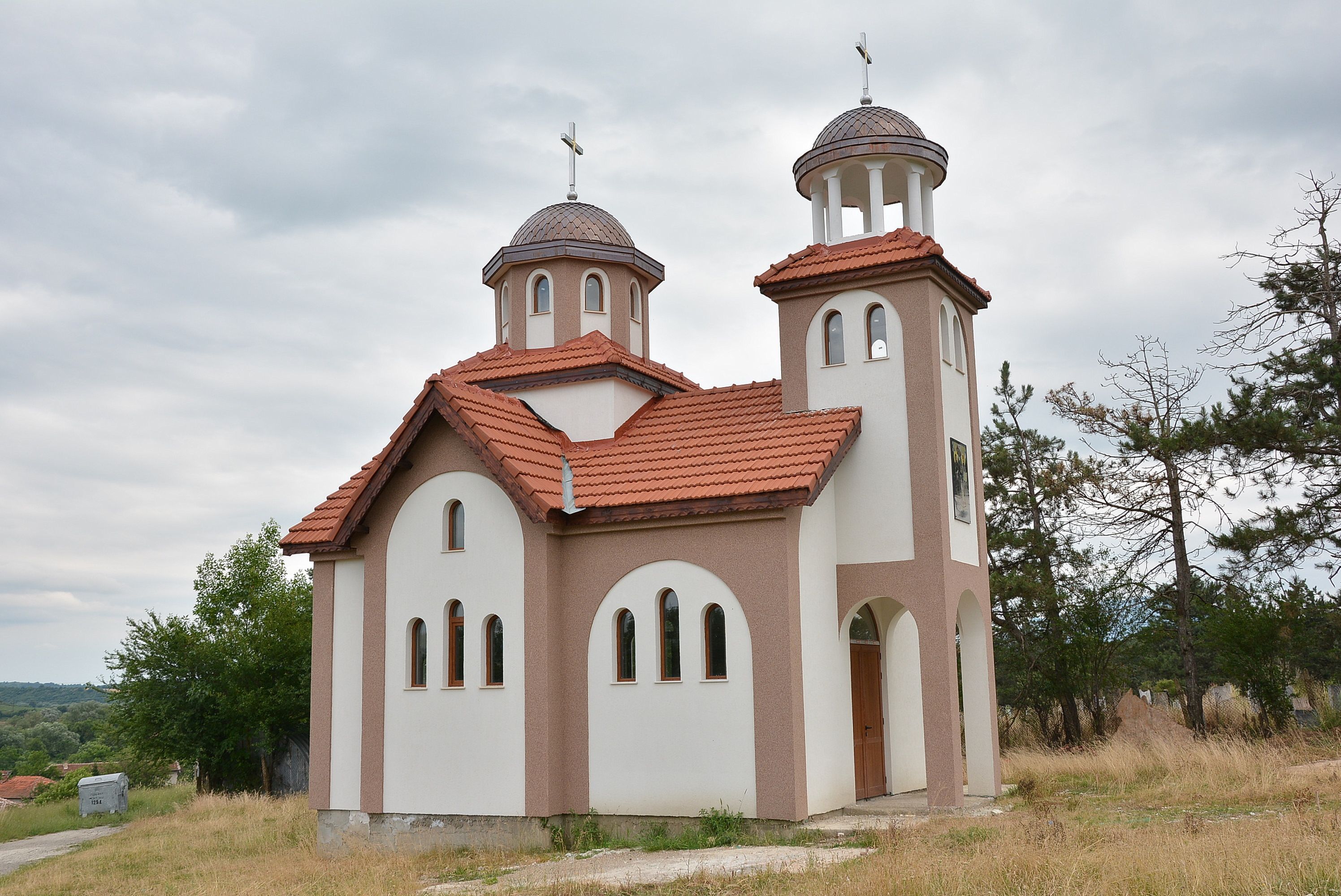 Село Трифоново посрещна Коледа с нов храм