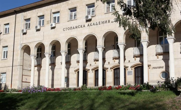 Свищовски професор с дарение за болен студент
