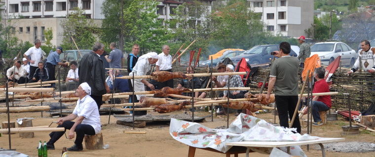 Златоград върти 150 агнета за празника на чевермето