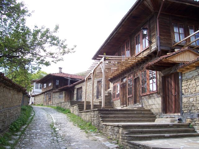 Застрашена ли е от презастрояване Йовковата земя?