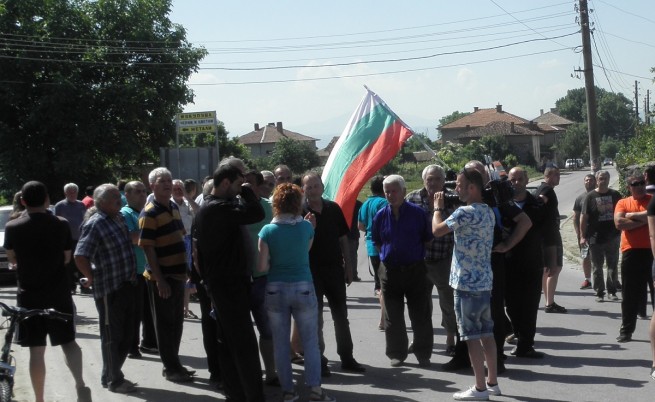 Жителите на Гърмен всяка вечер провеждат мирно протестно шествие