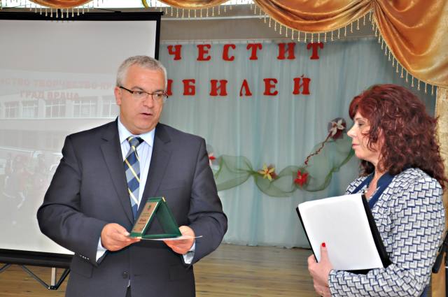 Празнуваща детска градина награди врачанския кмет