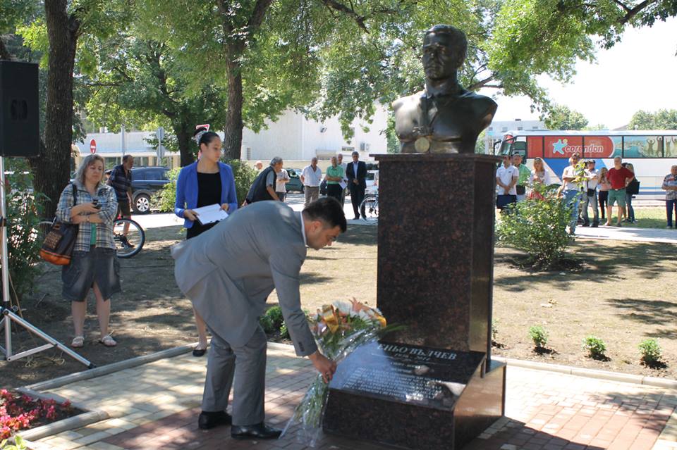 Откриха в Димитровград първия паметник на олимпийския шампион Еньо Вълчев