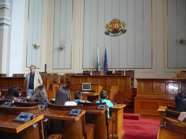 Видински депутат показа на ученици Народното събрание