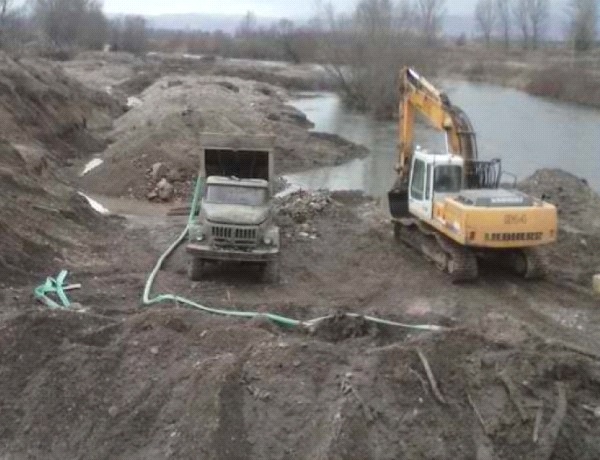 1000 лева глоба за златотърсач, копал по Струма