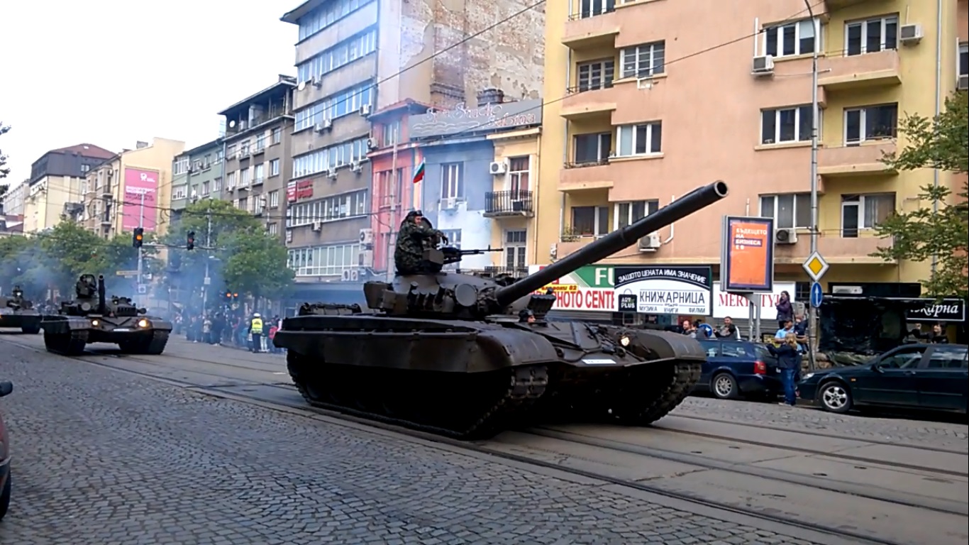Попълват армията с бивши военни