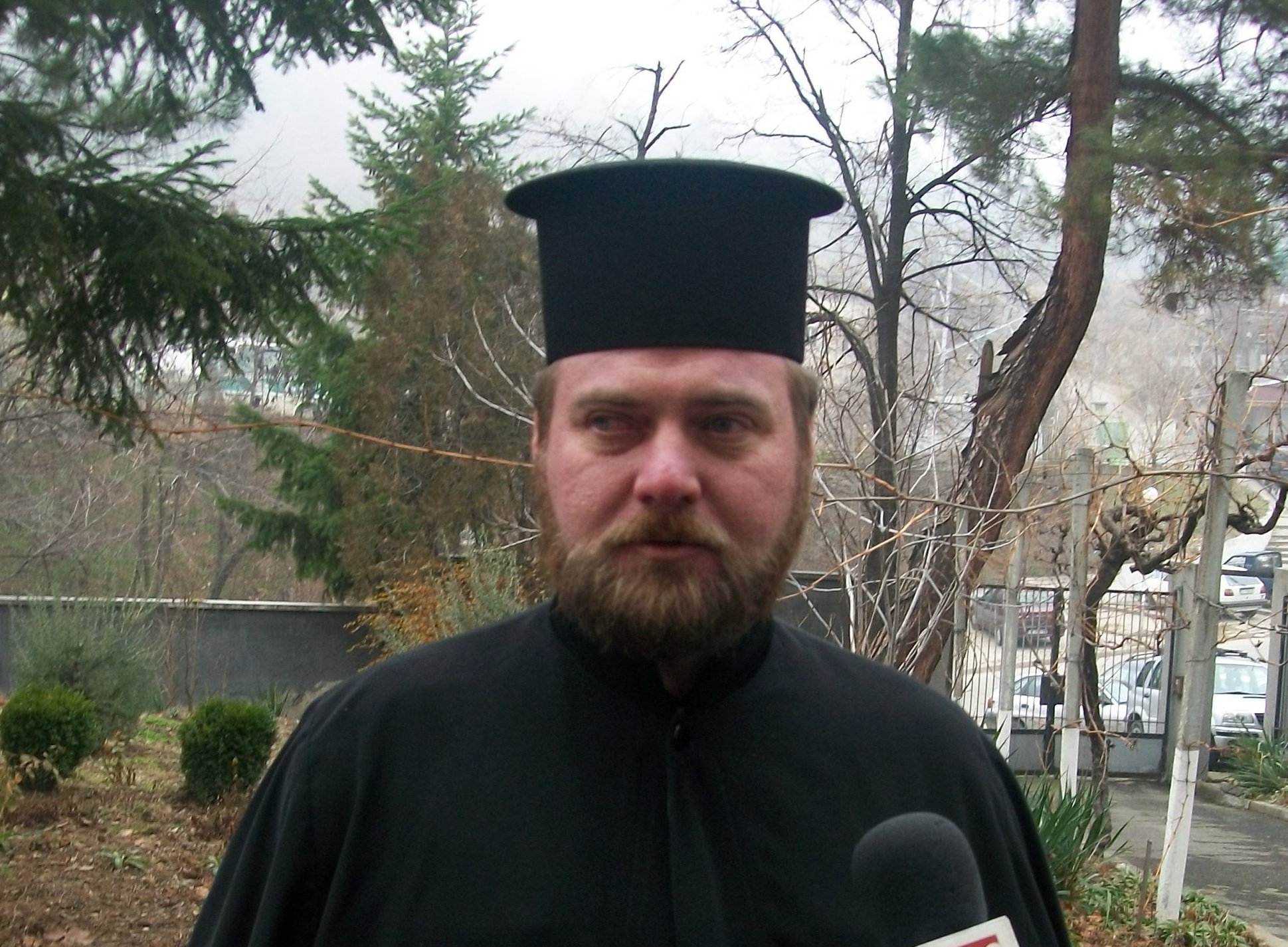 Отец Филип от обраната църква: Кражба от храм е огън вкъщи