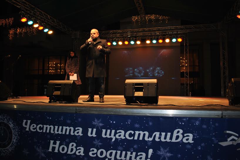 Хиляди русенци посрещнаха новата 2016-а на площада