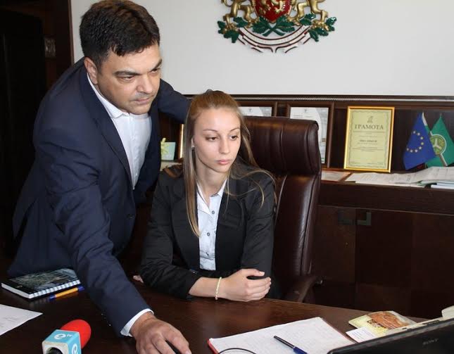Ученици управляваха община Димитровград днес