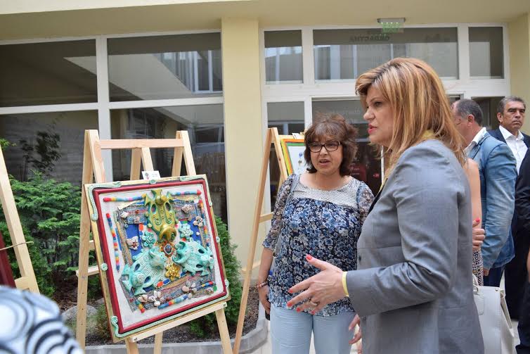 Деца от Перник представиха изложба с висока художествена стойност